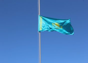Полицейские Жамбылской области отдали дань уважения государственным символам страны