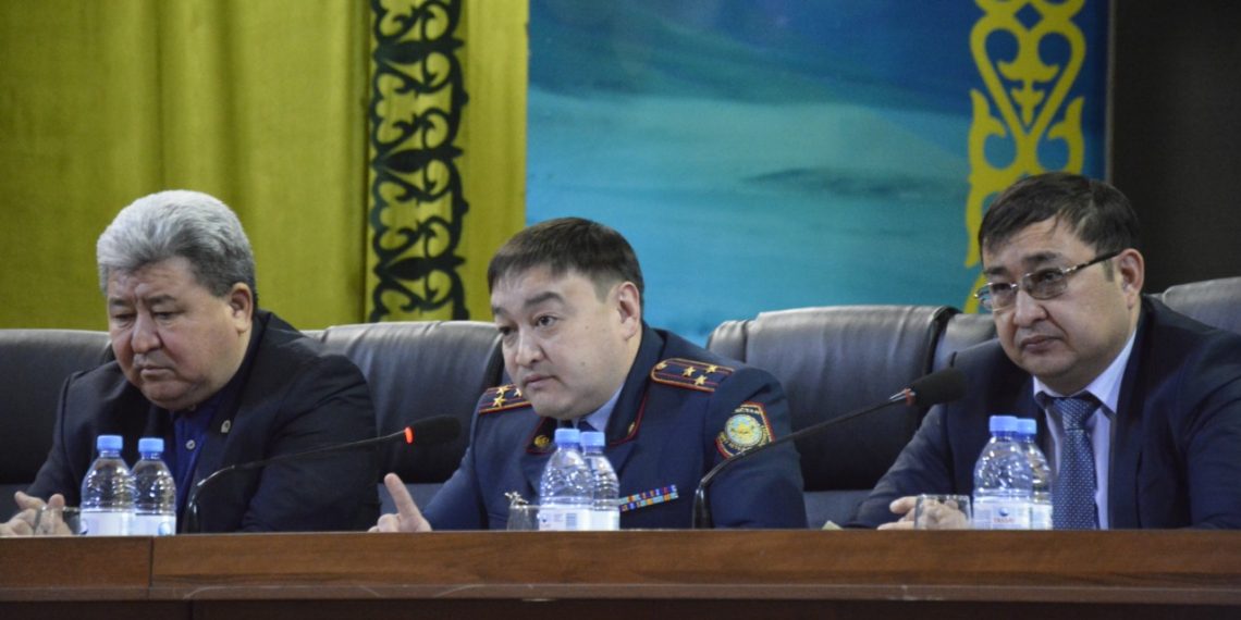 В рамках акции «Приемная на дороге» на встречу с руководством Департамента полиции пришли около 400 человек