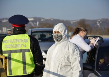 “Низкий поклон вам!”: полицейские поблагодарили врачей на блокпостах