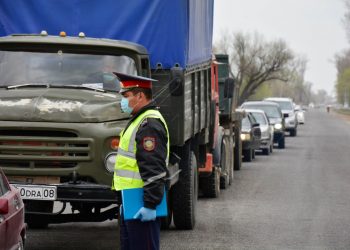 Житель Тараза напал на полицейского за отказ в проезде через блокпост