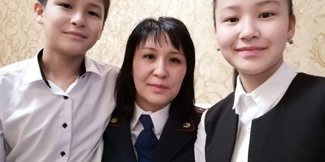 В Таразе с Днем семьи поздравила полицейских вдова погибшего сотрудника