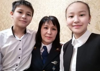 В Таразе с Днем семьи поздравила полицейских вдова погибшего сотрудника