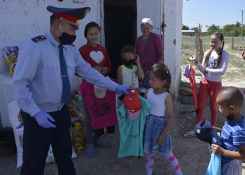 Таразские полицейские поздравили многодетную семью с Днем защиты детей