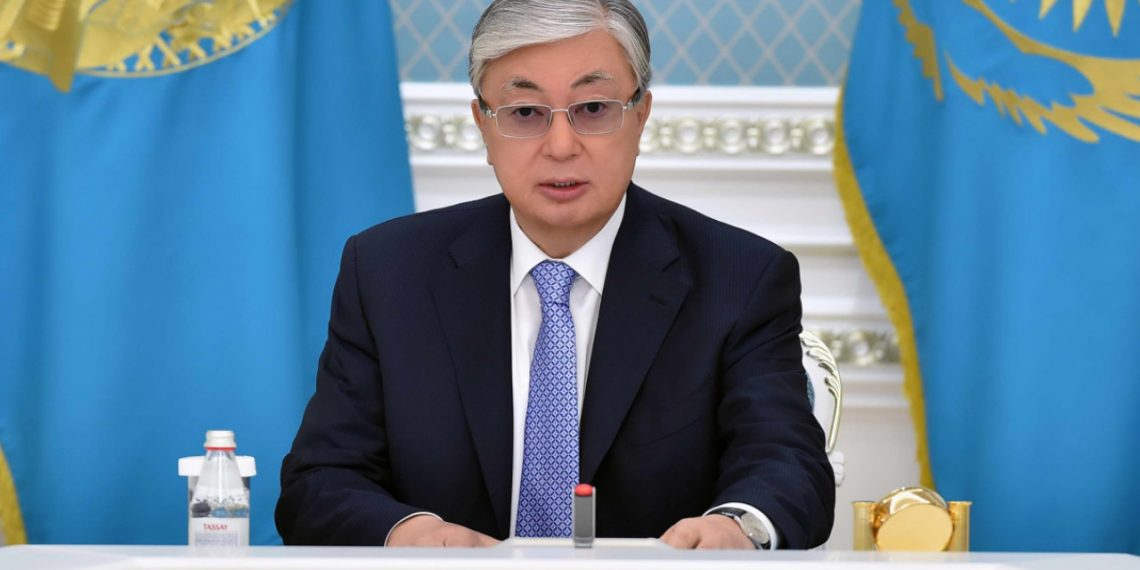Президент провел совещание по ситуации в Карагандинской и Туркестанской областях