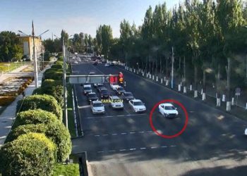 Водител на Toyota грубо нарушил ПДД и попал на камеры ЦОУ в Таразе