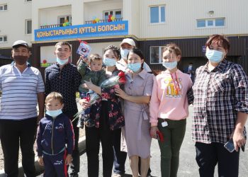 В Таразе очередникам вручили ключи от новых квартир