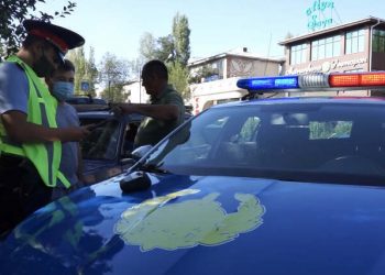 Таразские полицейские оштрафовали водителей за неправильную парковку