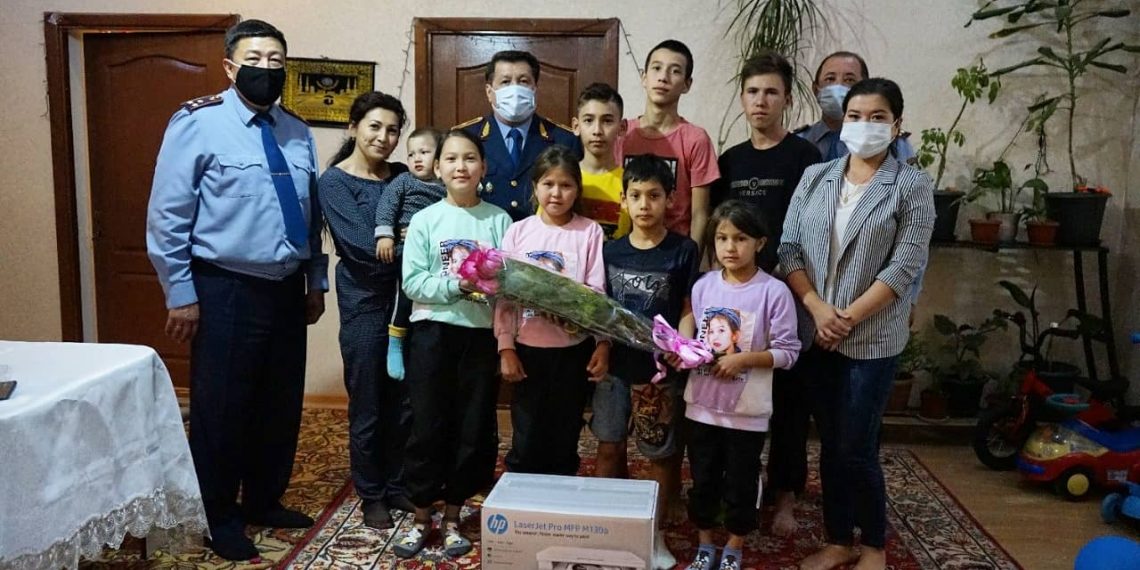 Начальник ДП Жамбылской области посетил многодетные семьи  сотрудников