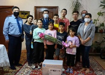 Начальник ДП Жамбылской области посетил многодетные семьи  сотрудников