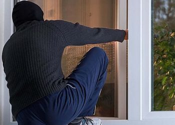 Вор похитил сумку через открытое окно частного дома в Таразе