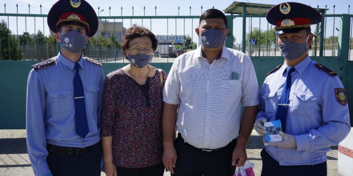 Жамбылские полицейские раздали защитные маски гражданам