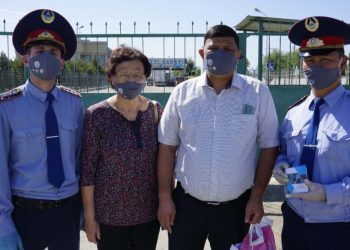 Жамбылские полицейские раздали защитные маски гражданам