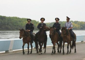 КОННАЯ ПОЛИЦИЯ ПАТРУЛИРУЕТ УЛИЦЫ ТАРАЗА