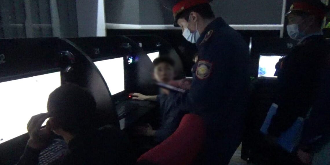 РЕЙД СРЕДИ ПОДРОСТКОВ С УЧАСТИЕМ ВОЛОНТЕРОВ, ОБЩЕСТВЕННОСТИ И БЛОГЕРОВ ПРОВЕЛИ ЖАМБЫЛСКИЕ ПОЛИЦЕЙСКИЕ