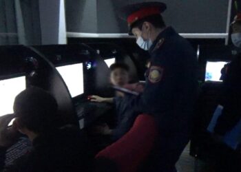 РЕЙД СРЕДИ ПОДРОСТКОВ С УЧАСТИЕМ ВОЛОНТЕРОВ, ОБЩЕСТВЕННОСТИ И БЛОГЕРОВ ПРОВЕЛИ ЖАМБЫЛСКИЕ ПОЛИЦЕЙСКИЕ