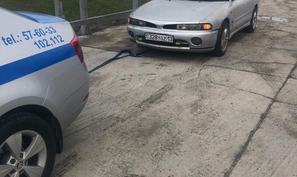 ЖАМБЫЛСКИЕ ПОЛИЦЕЙСКИЕ ПРОДОЛЖАЮТ ПОМОГАТЬ НЕЗАДАЧЛИВЫМ ВОДИТЕЛЯМ, ЗАСТРЯВШИМ НА ТРАССЕ