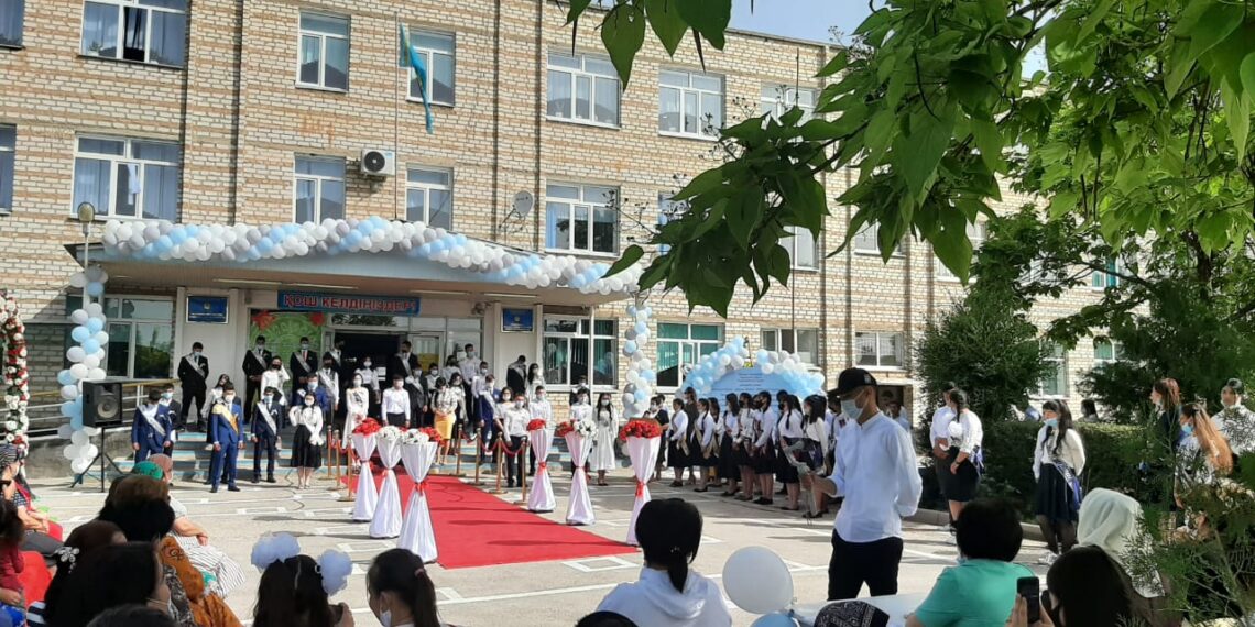 Жамбылская полиция усиливает контроль за детьми в школьный праздник Последний звонок