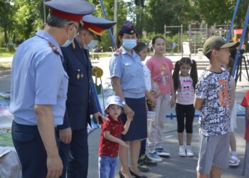 Жамбылские полицейские поздравили детей с праздником