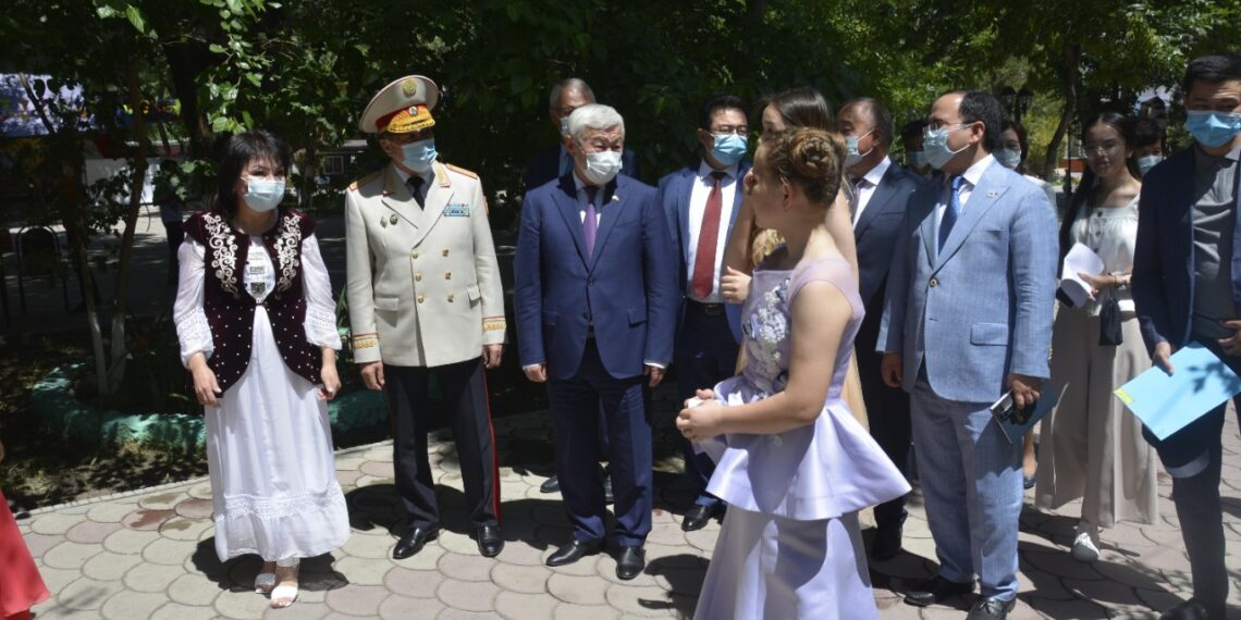 Начальник областной полиции поздравил детей с непростой судьбой