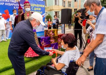 В Таразе многодетные и малоимущие семьи получили ключи от новых квартир