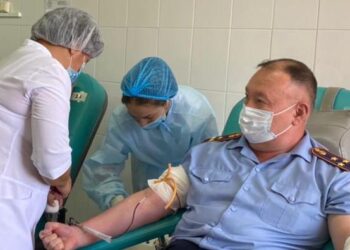 Жамбылские полицейские стали донорами иммунной плазмы для лечения больных COVID-19