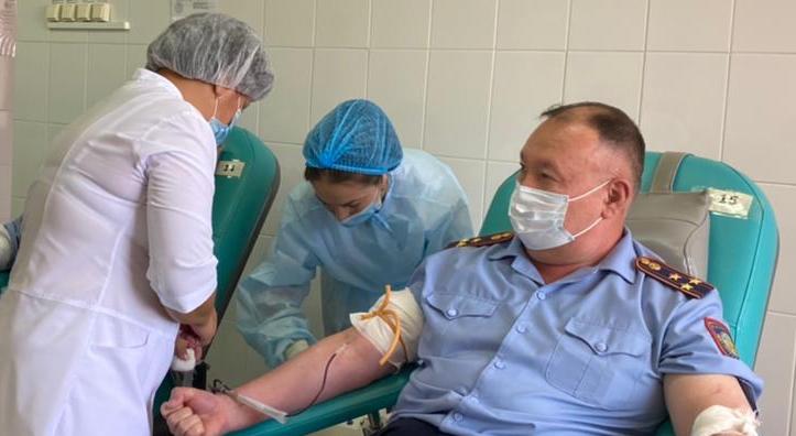 Жамбылские полицейские стали донорами иммунной плазмы для лечения больных COVID-19