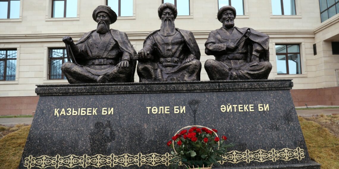 Памятник трем казахским биям открыли в Таразе