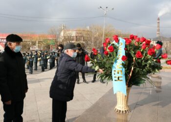 В Таразе состоялась церемония возложения цветов к монументу «Тәуелсіз Қазақстан»