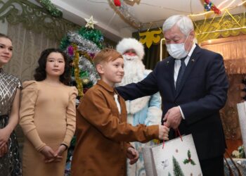 Бердибек Сапарбаев поздравил детей с наступающим Новым годом