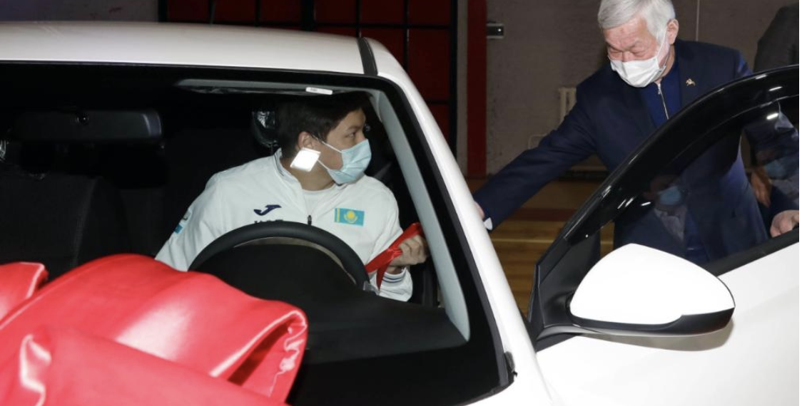 АКИМ ВРУЧИЛ КЛЮЧИ ОТ АВТО призеру Токийской Паралимпиады
