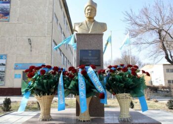 В Таразе открылся памятник великому полководцу Бауыржану Момышулы