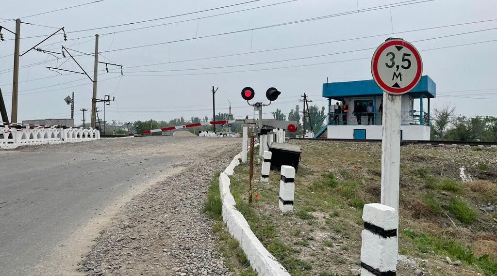 Жамбылские полицейские выявили 75 нарушений в содержании железнодорожных переездов