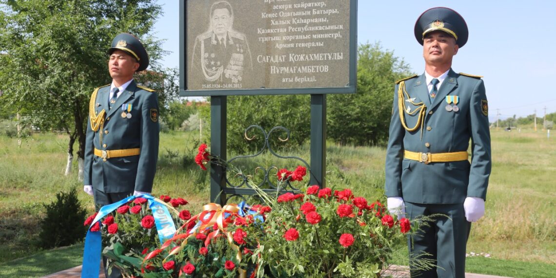 Возложение венков к мемориальной доске первого Министра обороны