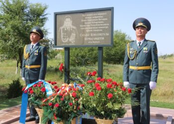 Возложение венков к мемориальной доске первого Министра обороны