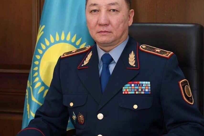 Начальник ДП Жамбылской области поздравил ветеранов и сотрудников ОВД с 30-летием казахстанской полиции
