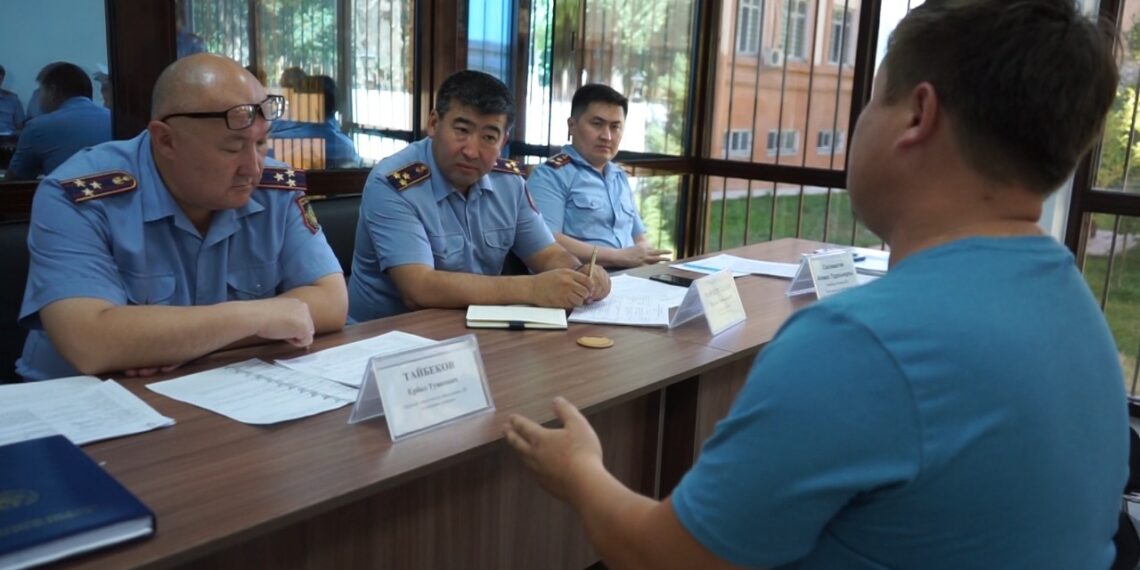 Жамбылские полицейские проводят прием граждан во фронт- офисе