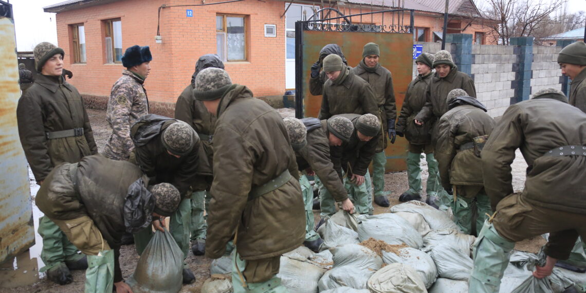 Военные предотвращают наводнение