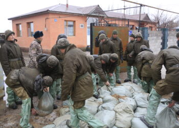 Военные предотвращают наводнение