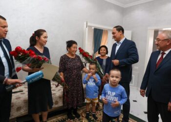 Е. Карашукеев поздравил семью Найзабековых, которые стали родителями тройняшек