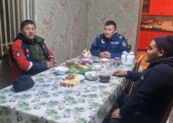 Участковый инспектор привез к себе домой трех замерзающих на трассе водителей