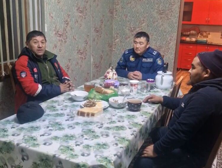Участковый инспектор привез к себе домой трех замерзающих на трассе водителей