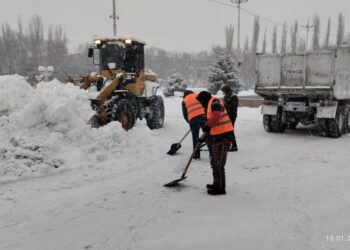 Уборка снега в Таразе: задействовано около 200 рабочих, около 50 единиц техники