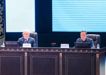 Рабочий визит в Меркенский район: Е.Карашукеев поставил ряд задач по решению проблем, обозначенных жителями
