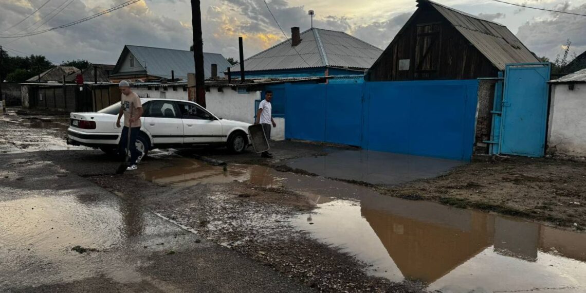 Из-за сточных вод подтоплено более 200 дворов в городе Жанатас Жамбылской области