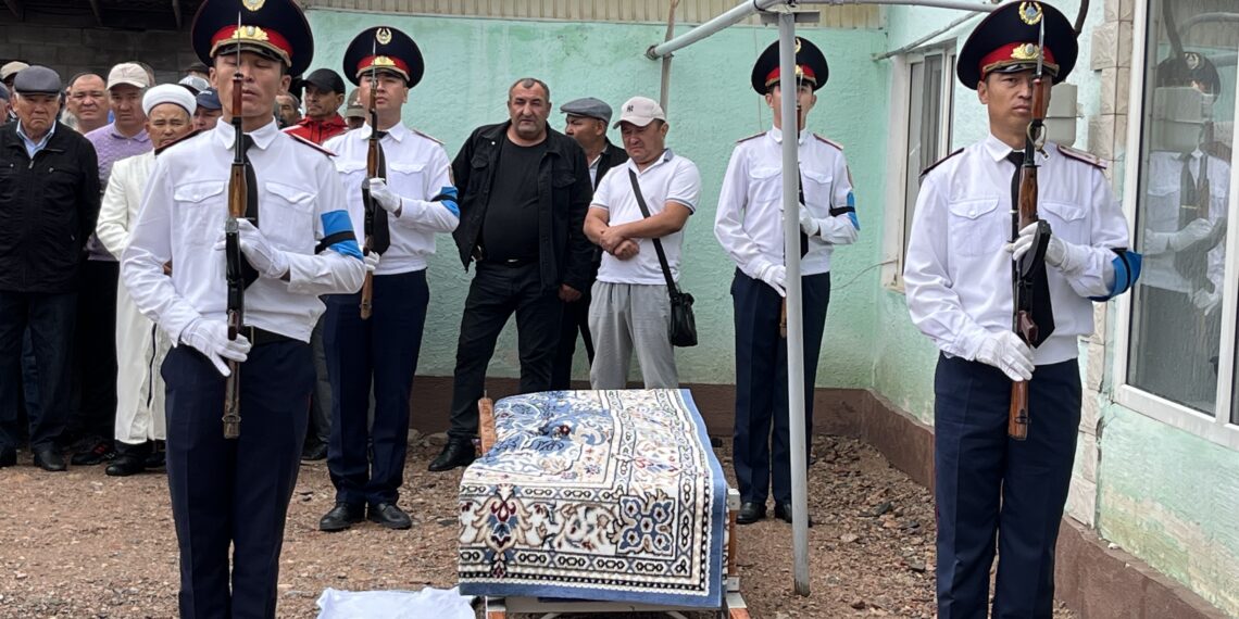 В Жамбылской области простились с полицейскими, расскажем о семьях и детях их ни воспоминание