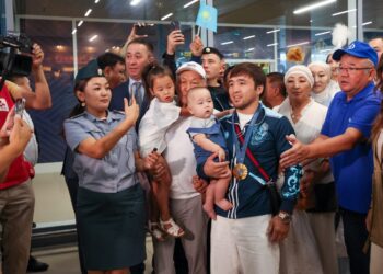 Жамбылцы с почестями встретили олимпийского чемпиона Елдоса Сметова в аэропорту Алматы