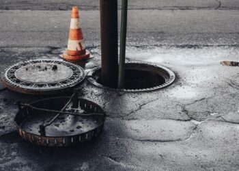 Крупная авария произошла на главном канализационном коллекторе Караганды