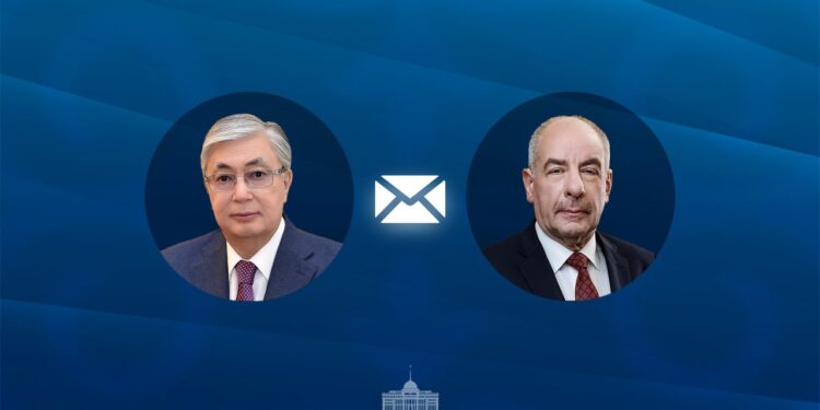 Глава государства поздравил Президента Венгрии с национальным днём