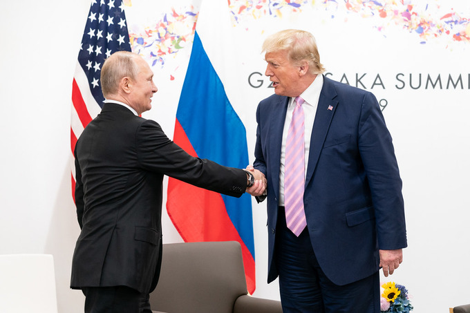 США смягчили санкции против России для проведения встречи Трампа и Путина