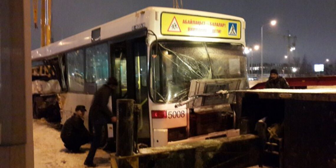 В Астане в аварии с автобусом пострадали люди
